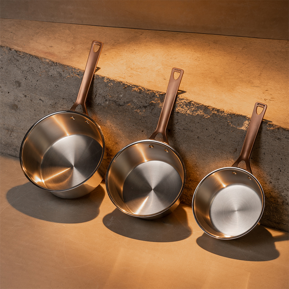 Casserole en inox brossé à poignée cuivrée - BICENTENAIRE